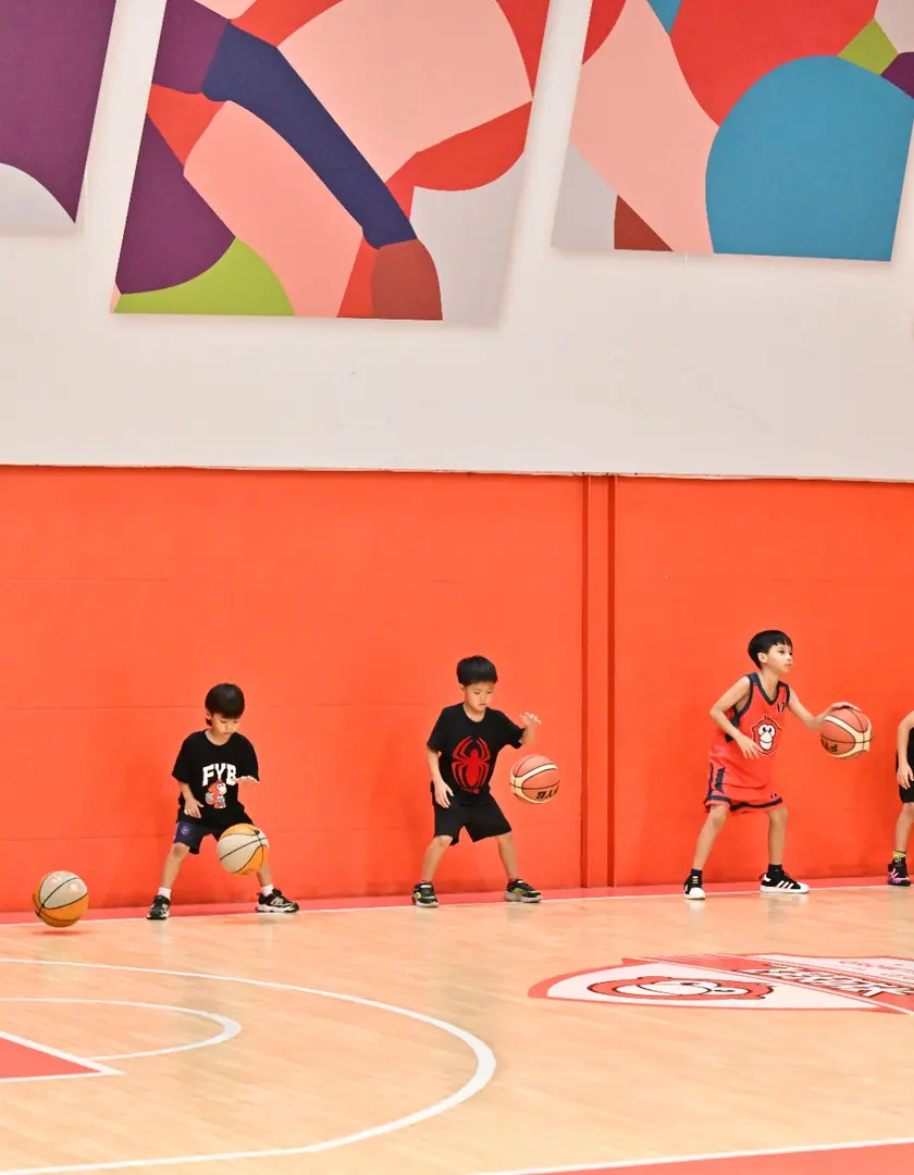 U6 players practising first basketball skills